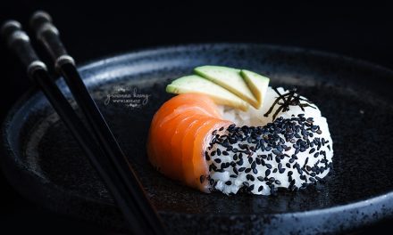 Sushi donuts al salmone e avocado
