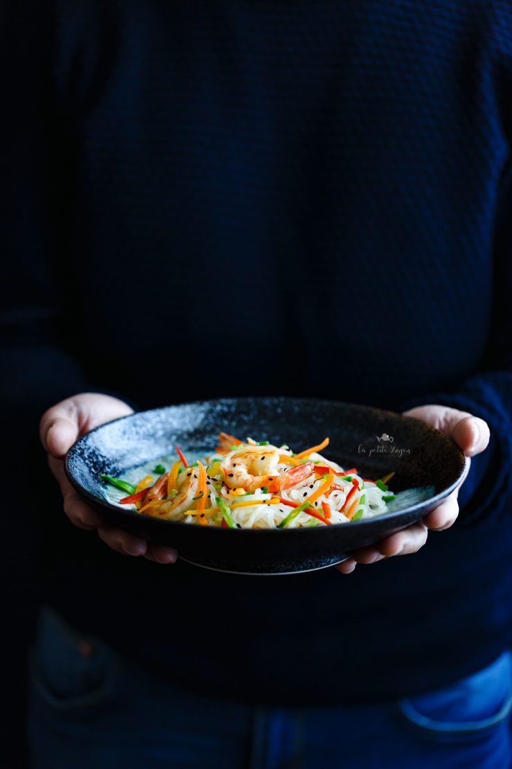 spaghetti di shirataki con gamberi e verdure