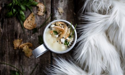 Crema di patate di montagna con feta e chips di pane