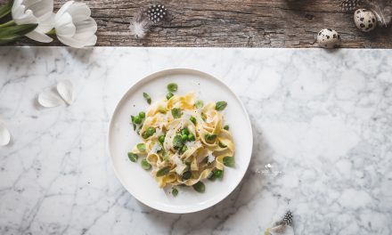 Tagliatelle con salsa di anacardi al miso, fave e piselli