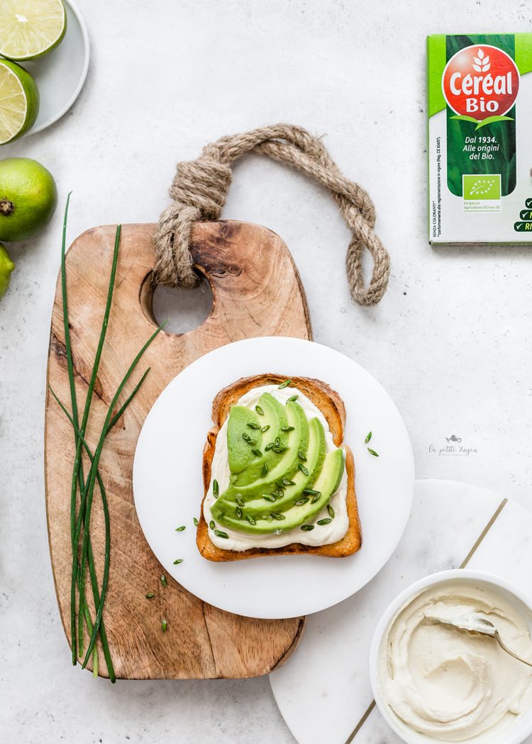 avocado toast con crema di tofu bio