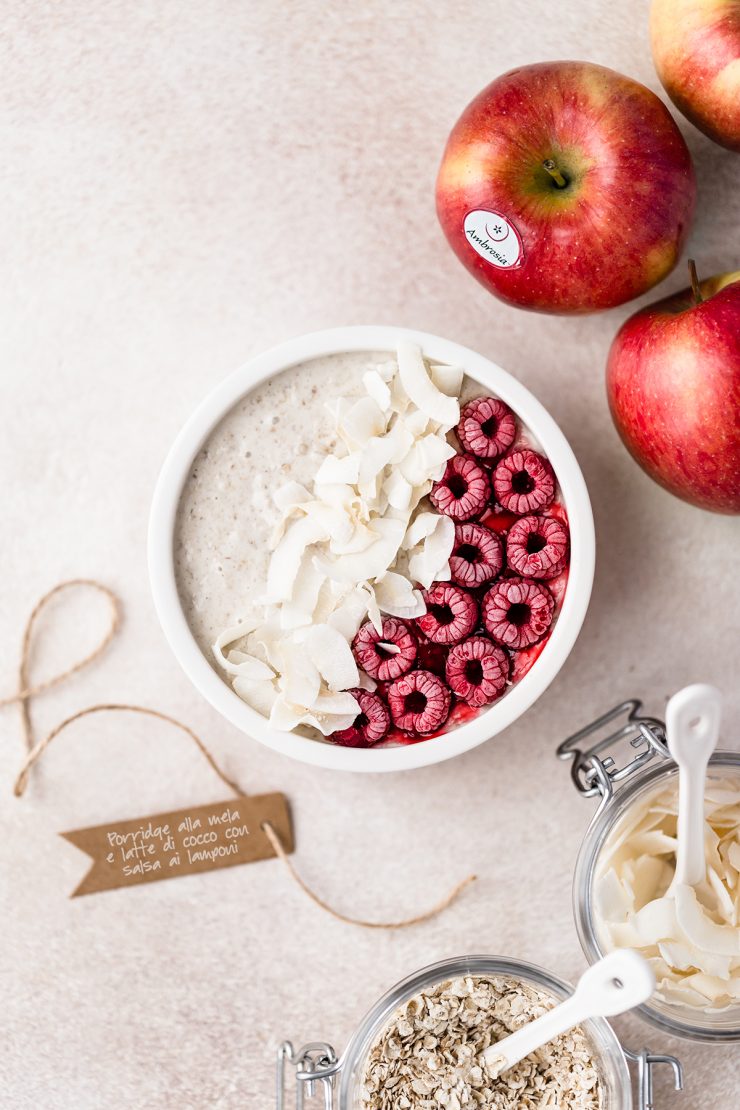 porridge alla mela e latte di cocco con salsa ai lamponi