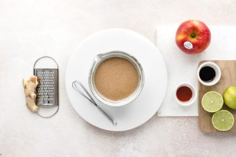 <p>Riunite in una ciotola tutti gli ingredienti della salsa e mescolateli con la frusta finché non si saranno amalgamati. </p>
