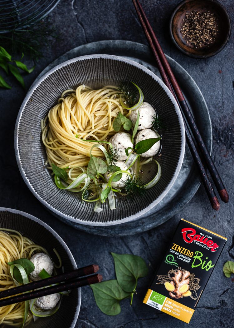 noodles in brodo di finocchio e zenzero con polpette di pollo