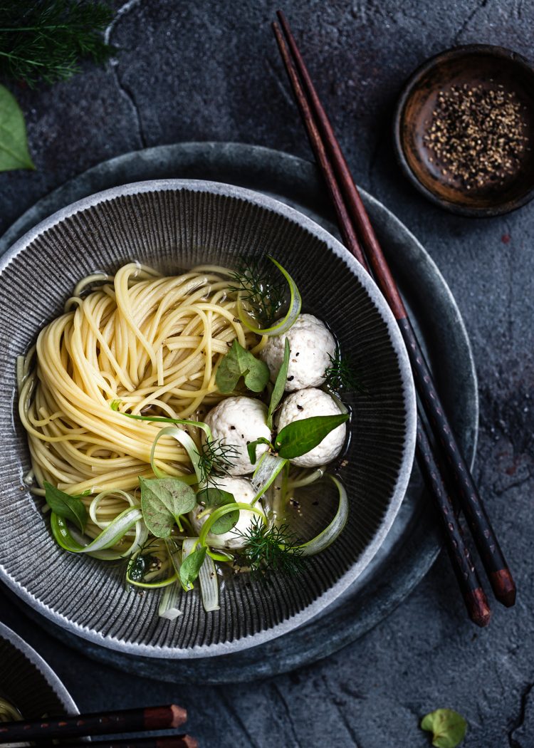 noodles in brodo di finocchio e zenzero con polpette di pollo