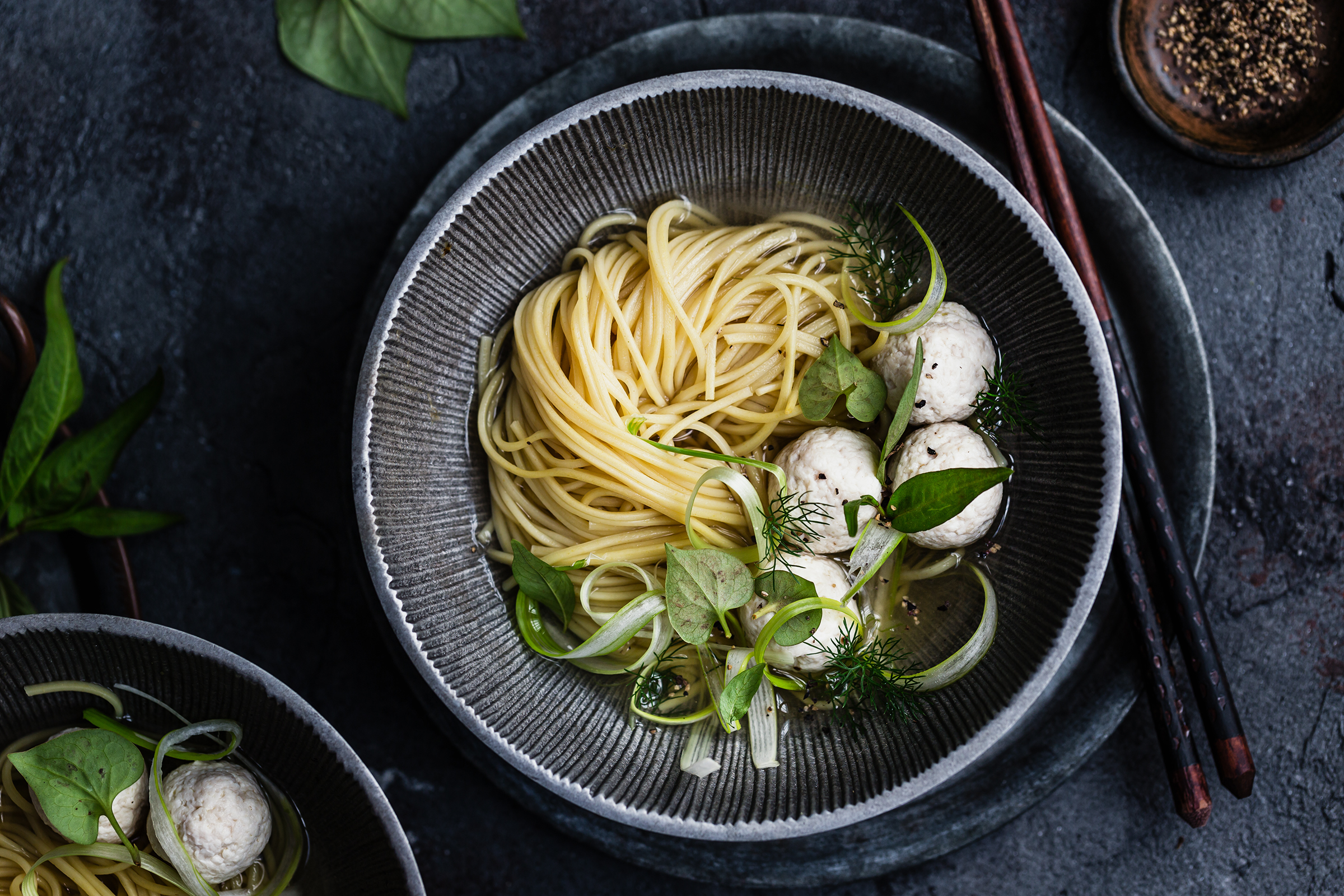 noodles in brodo di finocchio e zenzero con polpette di pollo