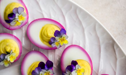 Deviled eggs alla barbabietola