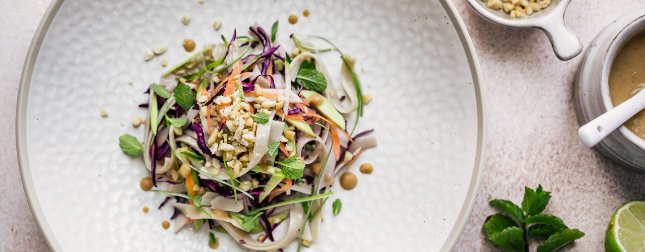 thai noodles salad con salsa di arachidi
