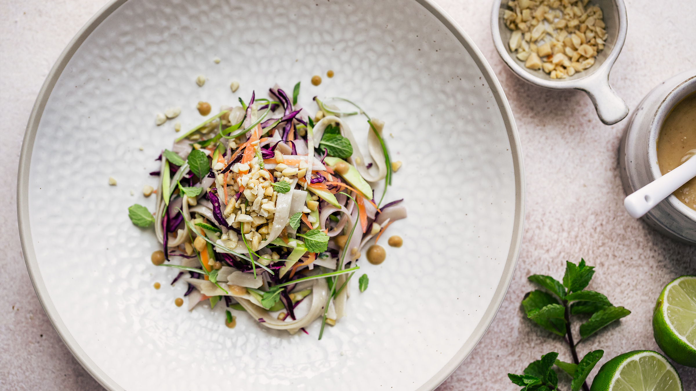 thai noodles salad con salsa di arachidi