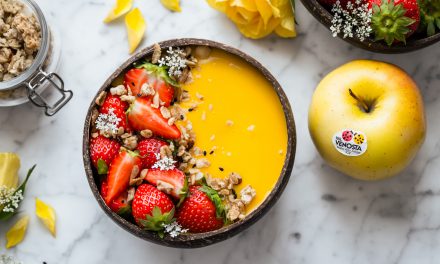 Golden smoothie bowl con mango, mela e banana