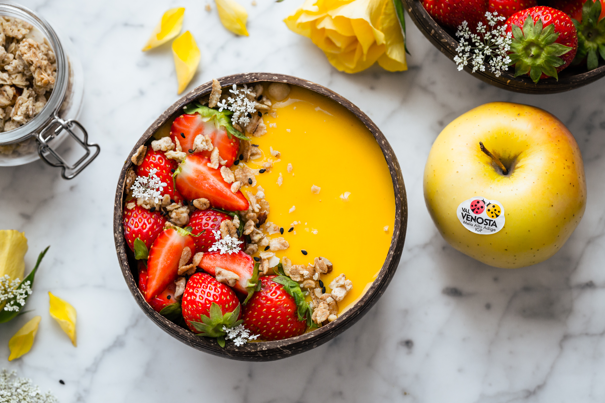 golden smoothie bowl mango, mela e banana