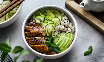 Teriyaki chicken bowl – pollo teriyaki con riso, avocado e insalata di cetrioli