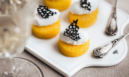 Baccalà mantecato su crostino di polenta con cialda corallo al sesamo