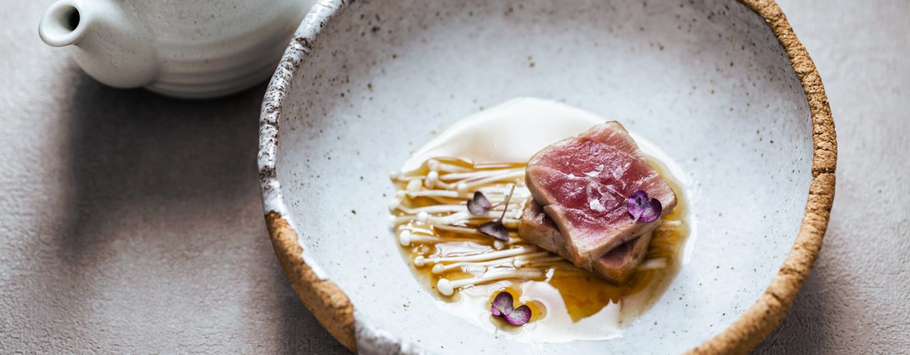 tataki di tonno rosso con funghi enoky e brodo di miso