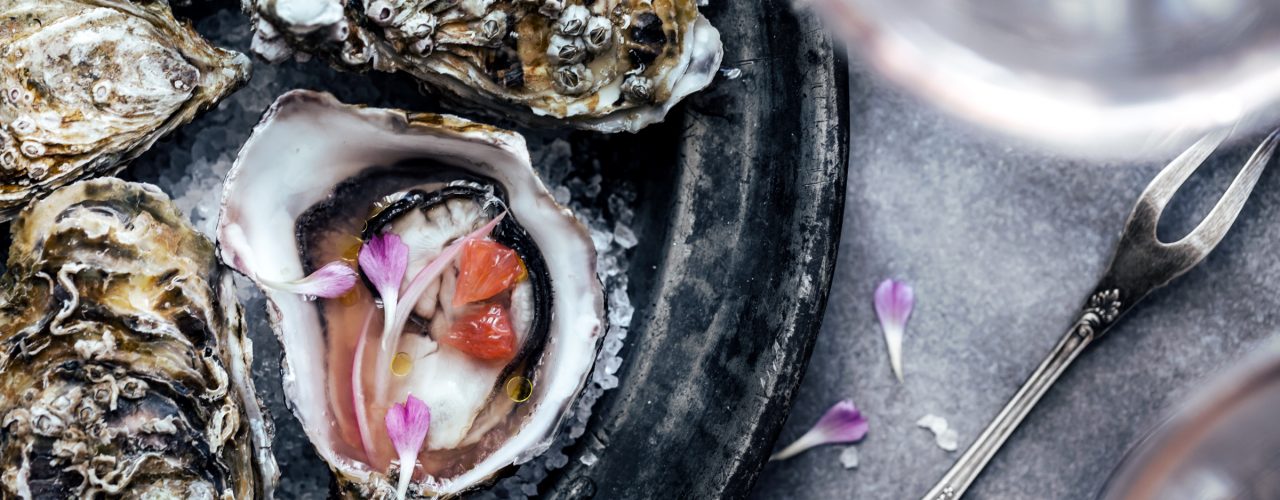 Ostriche con mignonette al pompelmo rosa e scalogno in agrodolce