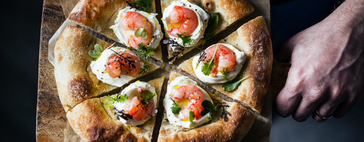 pizza gourmet con gambero rosso, crema di burrata e micro misticanza