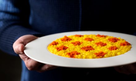 Risotto giallo con teste di gambero rosso in polvere