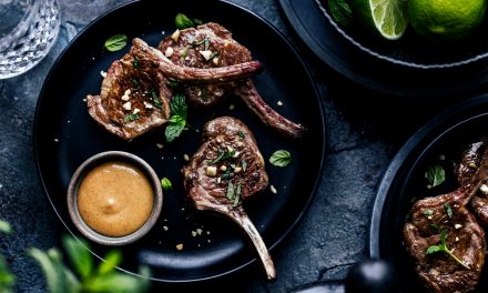 Costolette di agnello con salsa satay al curry