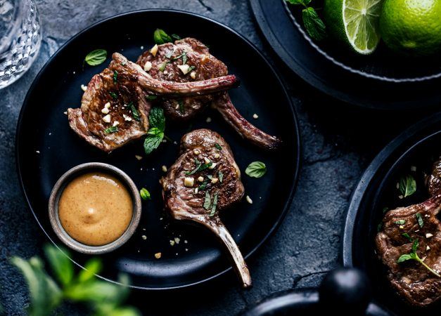 Costolette di agnello con salsa satay al curry