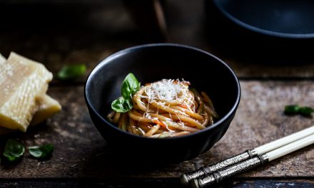 Insalata di spaghetti, sedano e carote con salsa Ssamjiang