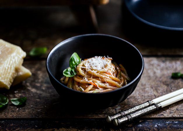 Insalata di spaghetti, sedano e carote con salsa Ssamjiang