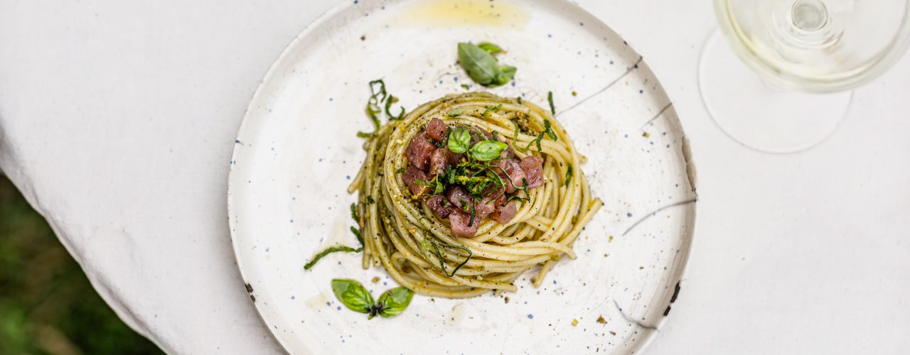 spaghetti al pesto con tartare di tonno