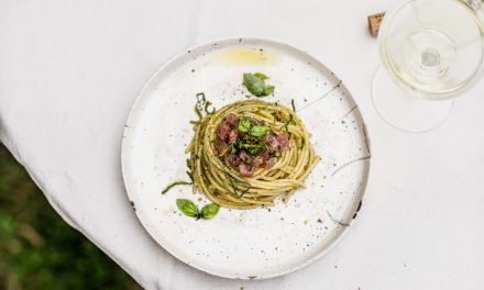 Spaghetti al pesto con granella di pistacchi e tartare di tonno