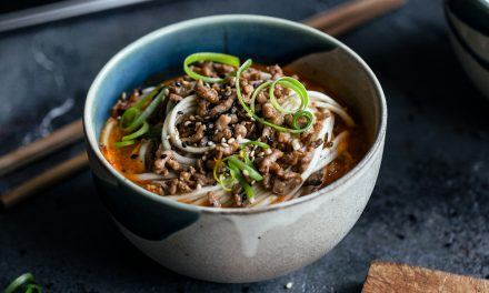 Dan dan noodles con crumble di maiale e salsa al burro di arachidi